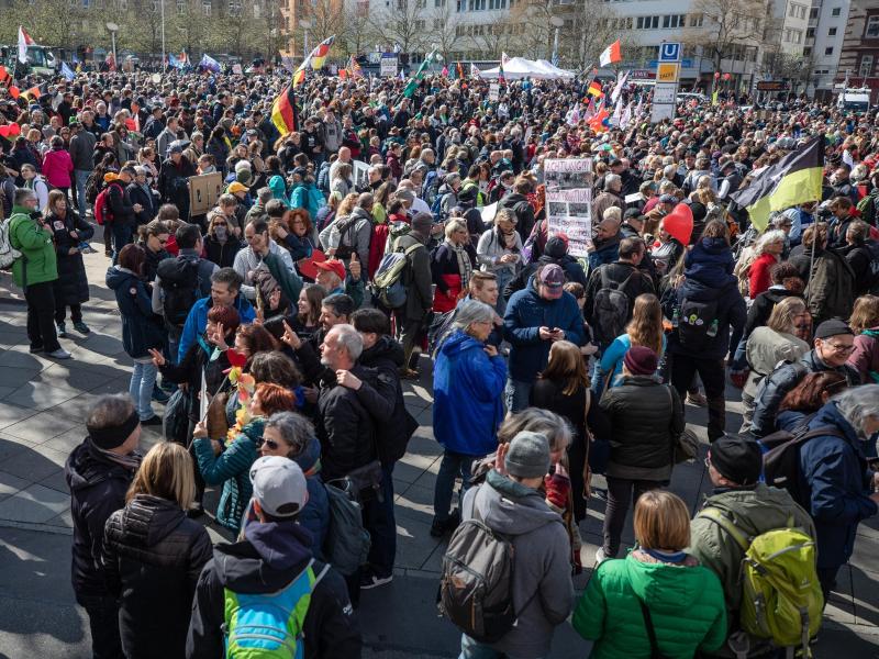 Laut Polizei wurden die Auflagen der Stadt von den Demonstranten größtenteils nicht eingehalten. Foto: Christoph Schmidt/dpa