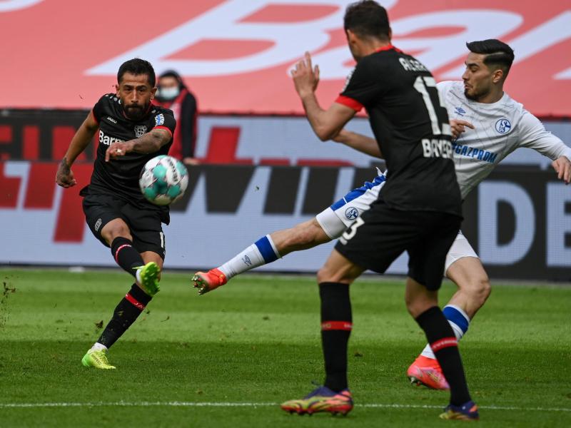 Leverkusens Mittelfeldspieler Kerem Demirbay schießt auf das Tor. Foto: Federico Gambarini/dpa POOL/dpa
