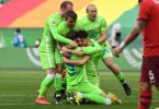 Wolfsburgs Josip Brekalo (M) jubelt mit den Mannschaftskameraden nach seinem Tor zum 1:0. Foto: Swen Pförtner/dpa