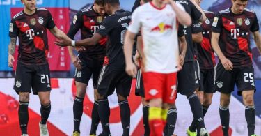 Bayerns Mittelfeldspieler Leon Goretzka (2.v.l) jubelt mit Mannschaftskollegen über seinen Treffer zur 1:0-Führung. Foto: Alexander Hassenstein/Getty POOL/dpa