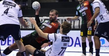 Die SG Flensburg-Handewitt (weiße Trikots) verteidigte in Magdeburg die Tabellenführung in der Handball-Bundesliga. Foto: Ronny Hartmann/dpa