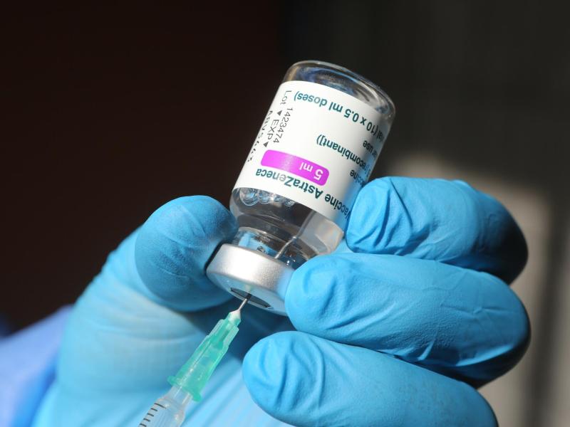 Eine Spritze mit dem Corona-Impfstoff von AstraZeneca aufgezogen. Foto: Matthias Bein/dpa-Zentralbild/dpa