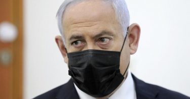 Benjamin Netanjahu nimmt in Jerusalem an einer Beweisanhörung in seinem Prozess wegen angeblicher Korruptionsverbrechen teil. Foto: Abir Sultan/European Pressphoto Agency Pool/dpa