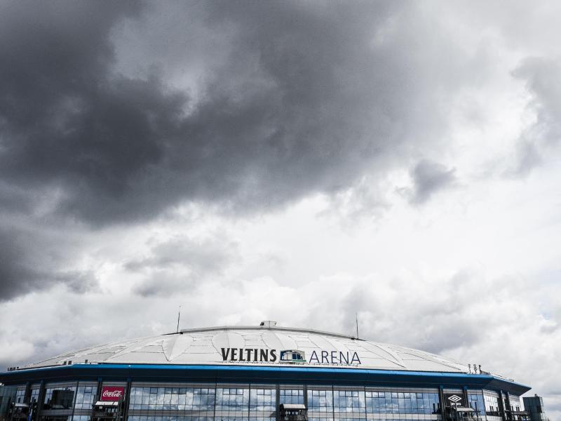 Der Abstieg droht: Dunkle Wolken hängen über der Schalker Arena. Foto: Guido Kirchner/dpa
