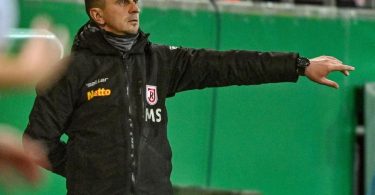 Trainer Mersad Selimbegovic glaubt an die Chance von Jahn Regensburgs im Pokal gegen Werder Bremen. Foto: Armin Weigel/dpa