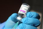 Die britische Arzneimittelbehörde untersucht Fälle von seltenen Blutgerinnseln im Gehirn nach einer Impfung mit dem Präparat von Astrazeneca. Foto: Matthias Bein/dpa-Zentralbild/dpa