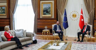 «Die Präsidentin war ganz klar überrascht»: Beim EU-Türkei-Treffen in Ankara wurde EU-Kommissionschefin von der Leyen nicht auf Augenhöhe mit Türkeis Präsident Erdogan und EU-Ratspräsident Michel platziert. Foto: Dario Pignatelli/European Council/dpa