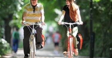 Ein eher aufrechter Sitz schont den Rücken beim Radfahren. Foto: Tobias Hase/dpa-tmn