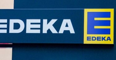 Die Handelskette Edeka ruft im Norden Deutschlands vorsichtshalber Rostbratwürste zurück. Foto: Jens Kalaene/dpa-Zentralbild/dpa