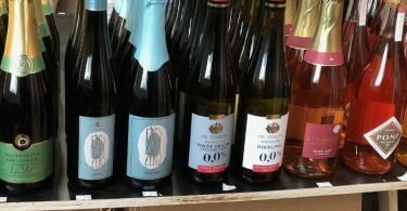 Im «Null Prozent Späti» mit Onlineshop für alkoholfreie Biere, Rum, Gin, Whisky, Wodka und Wein geht es um den Trend «Mindful Drinking». Foto: Gregor Tholl/dpa-Zentralbild/dpa