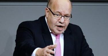 Wirtschaftsminister Peter Altmaier will die Coronahilfen für Firmen bis Ende des Jahres verlängern. Foto: Kay Nietfeld/dpa