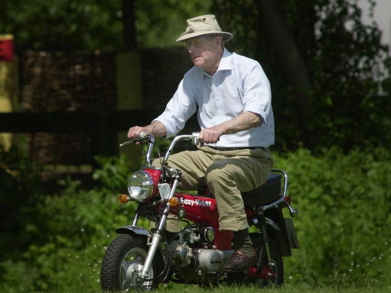 Prinz Philip fährt Motorrad (2002). Foto: Stefan Rousseau/PA Wire/dpa
