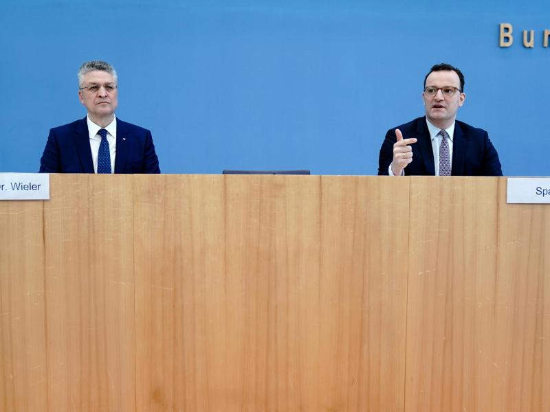 Bundesgesundheitsminister Jens Spahn (r) und RKI-Chef Lothar H. Wieler geben eine Pressekonferenz zur aktuellen Corona-Lage. Foto: Kay Nietfeld/dpa