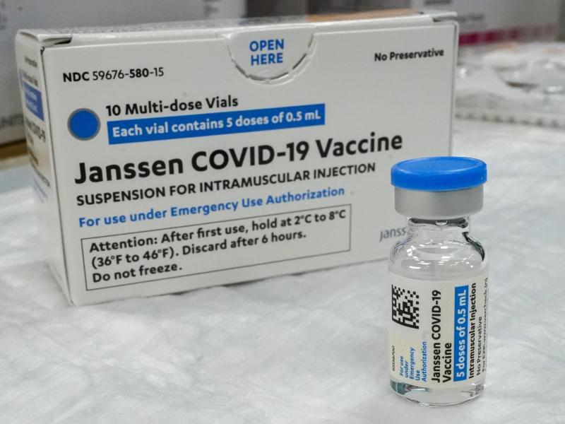 Eine Ampulle und eine Verpackung des Corona-Impfstoffs von Johnson & Johnson. Foto: Mary Altaffer/AP/dpa