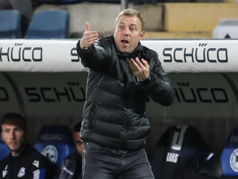 Bielefelds Trainer Frank Kramer schaut nach dem Sieg gleich wieder nach vorne. Foto: Friso Gentsch/dpa