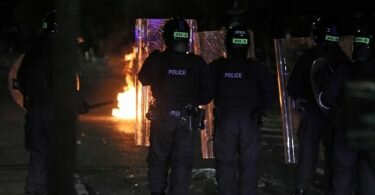 In Belfast hat es Auseinandersetzungen zwischen Polizisten und Randalierern gegeben. Foto: Brian Lawless/PA Wire/dpa