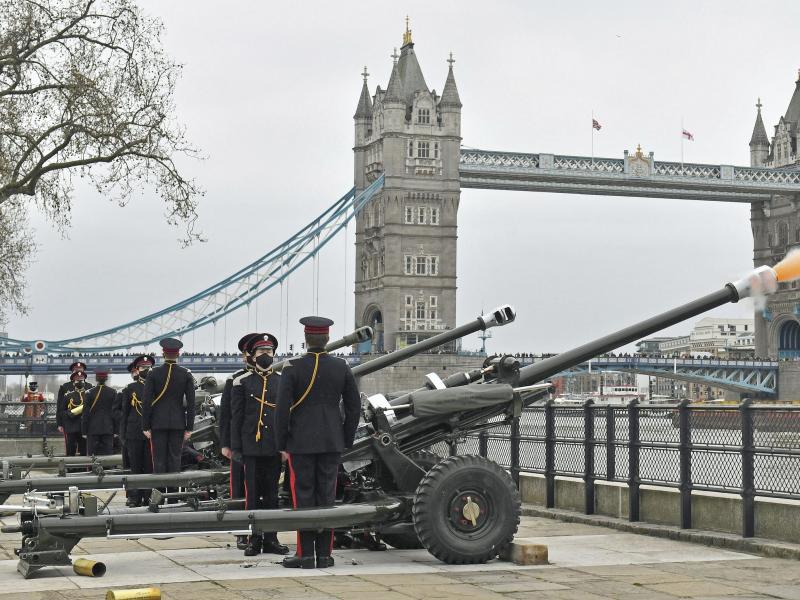 Mitglieder der Honourable Artillery Company feuern in London 41 Salutschüsse zu Ehren des verstorbenen britischen Prinzen Philip ab. Foto: Dominic Lipinski/PA/dpa