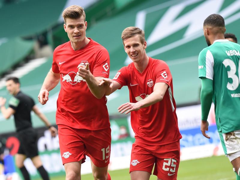 Alexander Sörloth (l) und Dani Olmo waren für alle drei Leipziger Treffer in der ersten Halbzeit verantwortlich. Foto: Carmen Jaspersen/dpa
