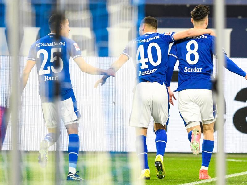 Schalkes Torschütze Suat Serdar (r-l), Can Bozdogan und Amine Harit jubeln über Serdars Treffer zum 1:0. Foto: Bernd Thissen/dpa
