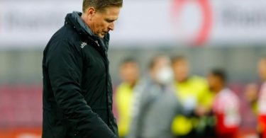 Kölns Trainer Markus Gisdol geht nach dem Spiel mit gesenktem Kopf über den Platz. Foto: Thilo Schmuelgen/Reuters-Pool/dpa