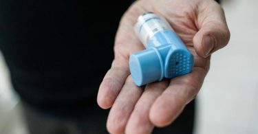 Experten beurteilen die Ergebnisse einer aktuellen Studie zur Einnahme eines Asthma-Sprays bei Covid-19 als vielversprechend. Foto: Philipp von Ditfurth/dpa