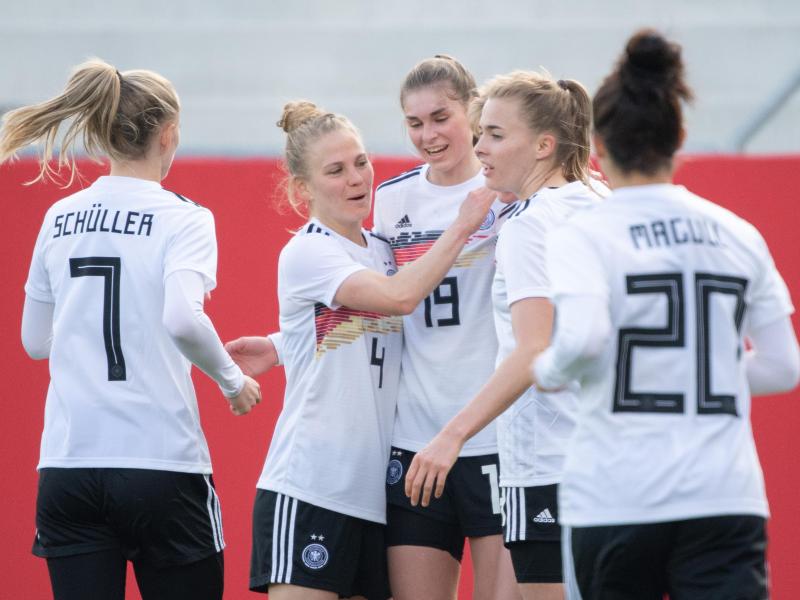 Deutschlands Spielerinnen haben das Länderspiel gegen Norwegen mit 3:1 gewonnen. Foto: Sebastian Gollnow/dpa