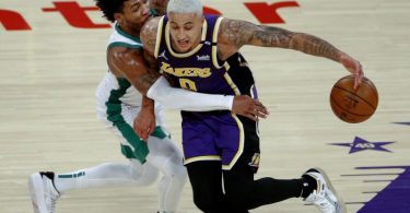 Kyle Kuzma (r) von den Los Angeles Lakers versucht, an Marcus Smart von den Boston Celtics vorbeizukommen. Foto: Ringo H.W. Chiu/AP/dpa