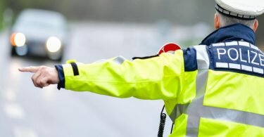 Ein Polizist während einer Geschwindigkeitskontrolle an einer Bundesstraße. Foto: Uwe Anspach/dpa/Symbolbild