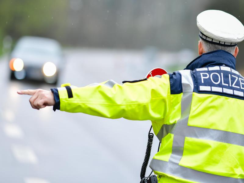Ein Polizist während einer Geschwindigkeitskontrolle an einer Bundesstraße. Foto: Uwe Anspach/dpa/Symbolbild