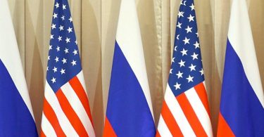 Die Flaggen von Russland und den USA stehen beim Besuch von US-Präsident Obama in Moskau nebeneinander. Foto: epa Sergei Ilnitsky/EPA/dpa
