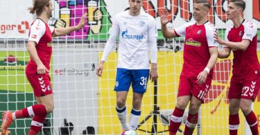 Freiburgs Lucas Höler (l) jubelt nach seinem Tor zum 1:0 mit den Mannschaftskameraden Ermedin Demirovic (M) und Roland Sallai (r). Foto: Tom Weller/dpa