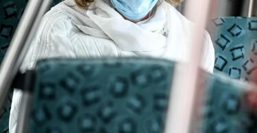 Busse und Bahnen sind nicht nur wegen der Ansteckungsgefahr leerer als sonst. Angesichts von Homeoffice und Ausgangsbeschränkungen entfallen viele Wege in der Pandemie schlicht. Foto: Britta Pedersen/dpa-Zentralbild/dpa