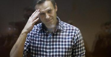Alexei Nawalny, russischer Oppositionsführer, steht während seiner Verhandlung hinter einer Glasscheibe im Babuskinsky Bezirksgericht. (Archivbild). Foto: Alexander Zemlianichenko/AP/dpa