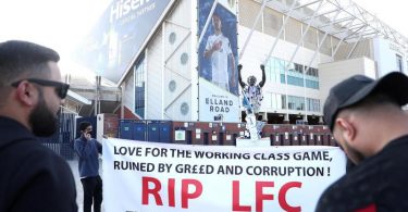 Fans protestierten vor dem Spiel von Leeds United gegen den FC Liverpool gegen die geplante Super League. Foto: Zac Goodwin/PA Wire/dpa