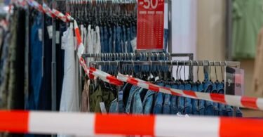 Besonders wenig gaben die Bundesbürger im Coronajahr 2020 für kurzlebige Konsumgüter wie Kleidung oder Schuhe aus. Foto: Robert Michael/dpa-Zentralbild/dpa