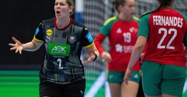 Marlene Zapf (l) sicherte sich mit Deutschlands Handballerinnnen das WM-Ticket. Foto: Guido Kirchner/dpa