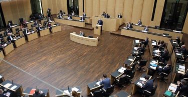 «Verfassungsrechtlich problematisch»: Hessens Ministerpräsident Volker Bouffier spricht im Bundesrat. Foto: Wolfgang Kumm/dpa