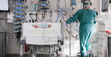 Eine Pflegerin versorgt auf der Intensivstation am Klinikum Braunschweig einen an Covid-19 erkrankten Patienten. Laut DIVI ist die Lage auf den Intensivstationen bundesweit immer noch sehr angespannt. Foto: Ole Spata/dpa