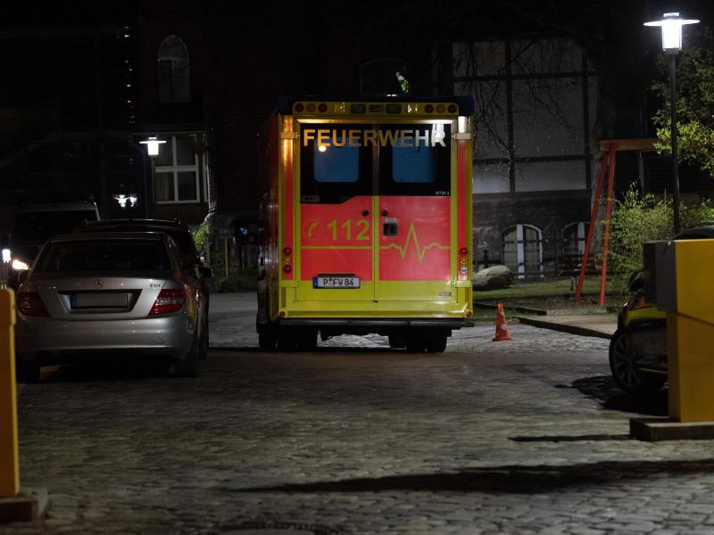 Ein Krankenwagen steht auf dem Gelände der Oberlinklinik. In der Potsdamer Klinik kam es zu einem Zwischenfall mit vier Toten. Foto: Paul Zinken/dpa-Zentralbild/dpa