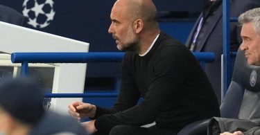 Pep Guardiola, Trainer von Manchester City, sitzt auf der Bank und beobachtet das Spiel. Foto: Julien Poupert/PA Wire/dpa