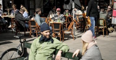 Menschen sitzen im belebten Außenbereich eines Cafés in der dänischen Haupstadt Kopenhagen. Foto: Mads Claus Rasmussen/Ritzau Scanpix/dpa