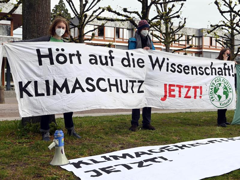 Mitglieder der Karlsruher Gruppe von Fridays for Future vor dem Bundesverfassungsgericht. Foto: Uli Deck/dpa