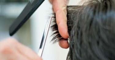 Im Friseurgewerbe liegt das mittlere&nbsp;Einkommen bei 1680 Euro brutto im Monat. Foto: Symbolbild Friseur/dpa