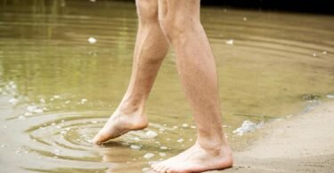 Vorsichtig herantasten: Kaltes Wasser und fehlende Kondition können sonst auf den ersten Schwimmrunden zum Problem werden. Foto: Christin Klose/dpa-tmn