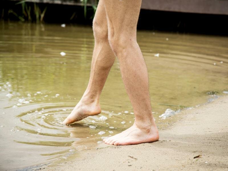 Vorsichtig herantasten: Kaltes Wasser und fehlende Kondition können sonst auf den ersten Schwimmrunden zum Problem werden. Foto: Christin Klose/dpa-tmn