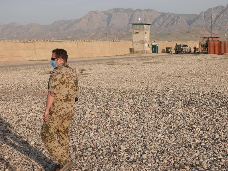 Ein Bundeswehrsoldat im nordafghanischen Masar-i-Scharif im Camp Marmal. Foto: Michael Fischer/dpa