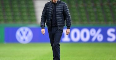 Florian Kohfeldt geht nach dem Spiel enttäuscht über das Spielfeld, aber er bleibt Trainer von Werder Bremen. Foto: Carmen Jaspersen/dpa
