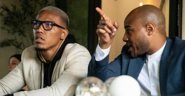 Amon-Ra St. Brown (l) verfolgt zusammen mit seinem Berater den Draft. Foto: Maximilian Haupt/dpa