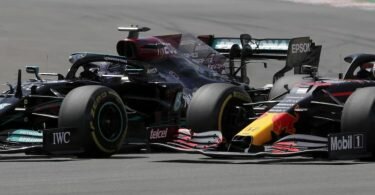 Lewis Hamilton (l) im Duell mit Max Verstappen. Foto: Manu Fernandez/AP/dpa
