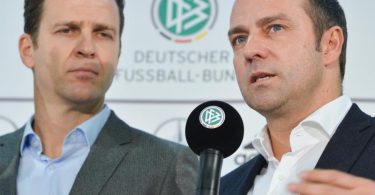 Kennen und schätzen sich: DFB-Direktor Oliver Bierhoff und Trainer Hansi Flick. Foto: picture alliance / Arne Dedert/dpa